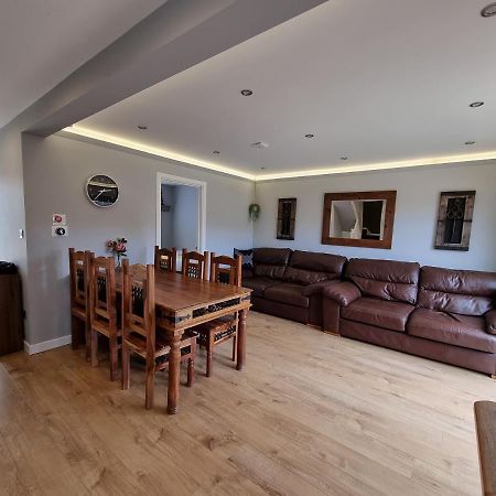 Crown Meadow - 4 Bedroom House - Heathrow - Excellentstays Colnbrook ภายนอก รูปภาพ
