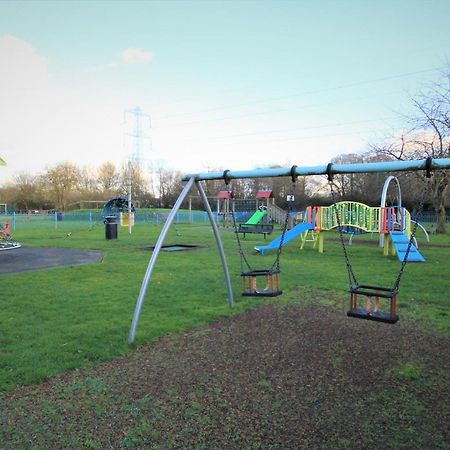 Crown Meadow - 4 Bedroom House - Heathrow - Excellentstays Colnbrook ภายนอก รูปภาพ