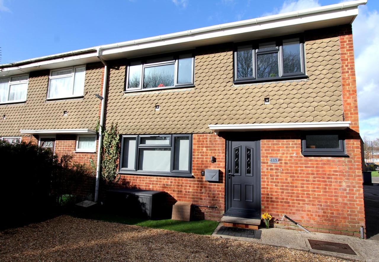 Crown Meadow - 4 Bedroom House - Heathrow - Excellentstays Colnbrook ภายนอก รูปภาพ