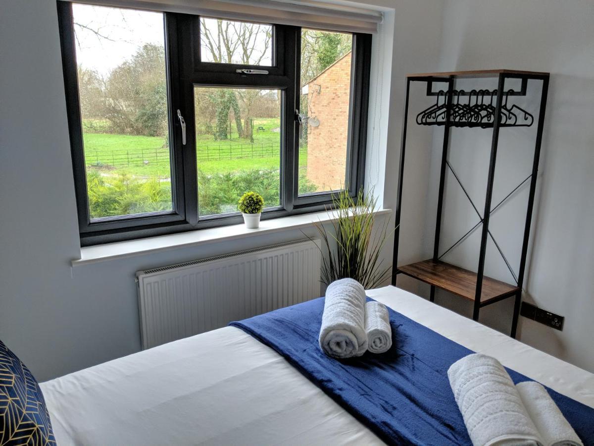 Crown Meadow - 4 Bedroom House - Heathrow - Excellentstays Colnbrook ภายนอก รูปภาพ