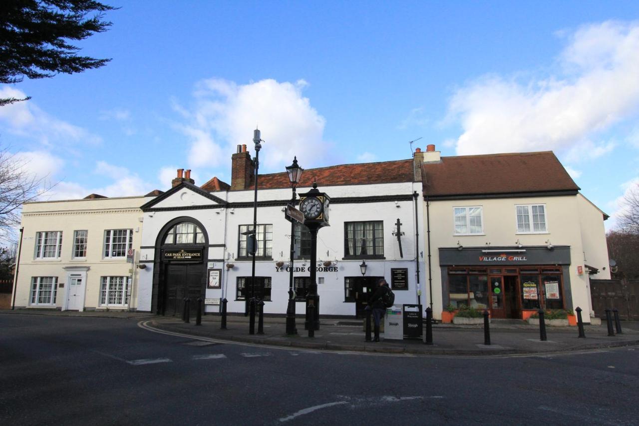 Crown Meadow - 4 Bedroom House - Heathrow - Excellentstays Colnbrook ภายนอก รูปภาพ
