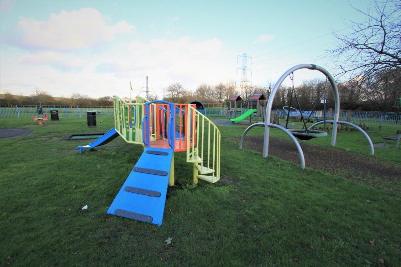 Crown Meadow - 4 Bedroom House - Heathrow - Excellentstays Colnbrook ภายนอก รูปภาพ