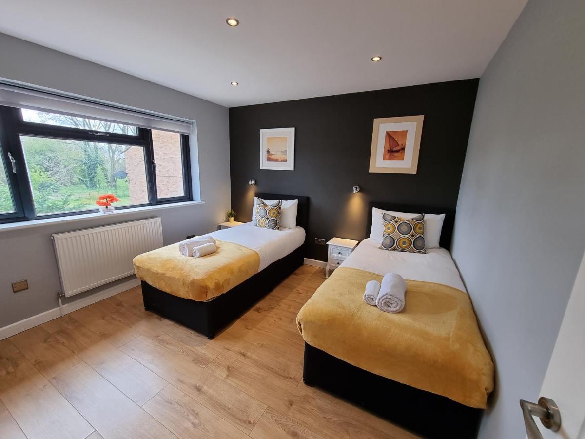 Crown Meadow - 4 Bedroom House - Heathrow - Excellentstays Colnbrook ภายนอก รูปภาพ