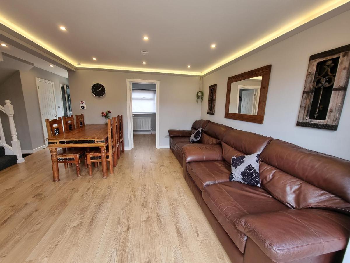 Crown Meadow - 4 Bedroom House - Heathrow - Excellentstays Colnbrook ภายนอก รูปภาพ