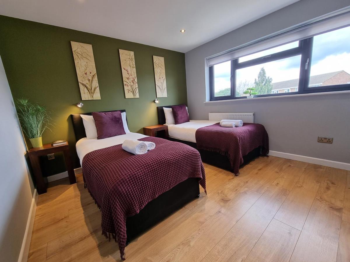 Crown Meadow - 4 Bedroom House - Heathrow - Excellentstays Colnbrook ภายนอก รูปภาพ