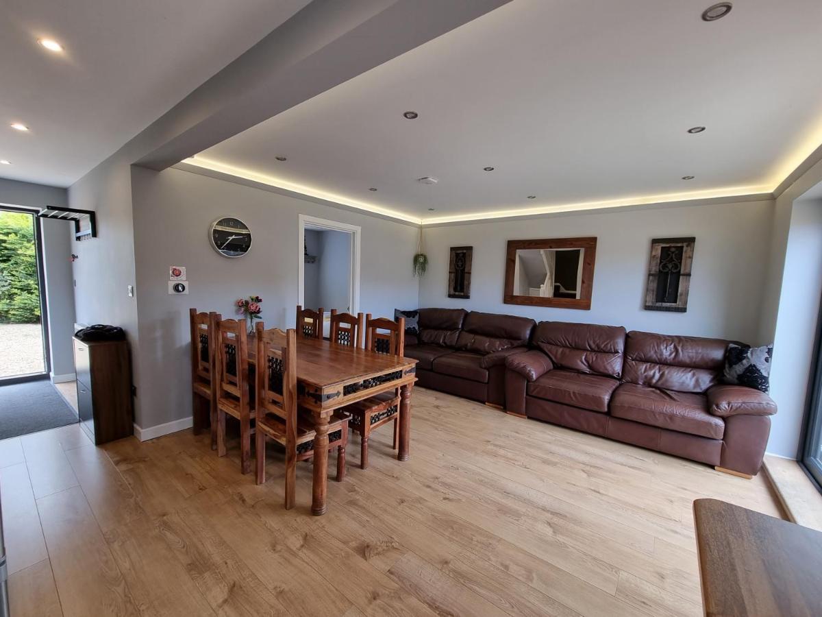 Crown Meadow - 4 Bedroom House - Heathrow - Excellentstays Colnbrook ภายนอก รูปภาพ