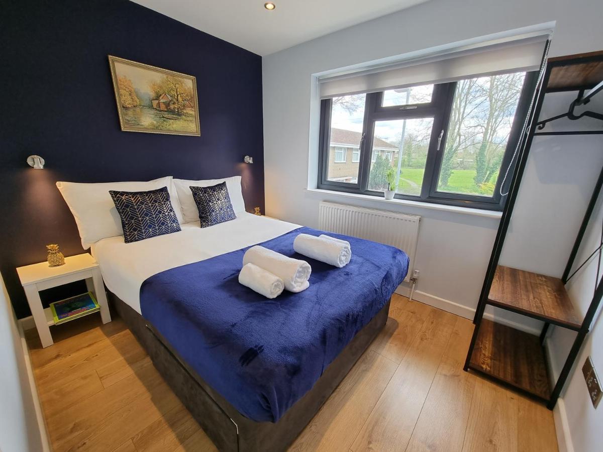 Crown Meadow - 4 Bedroom House - Heathrow - Excellentstays Colnbrook ภายนอก รูปภาพ