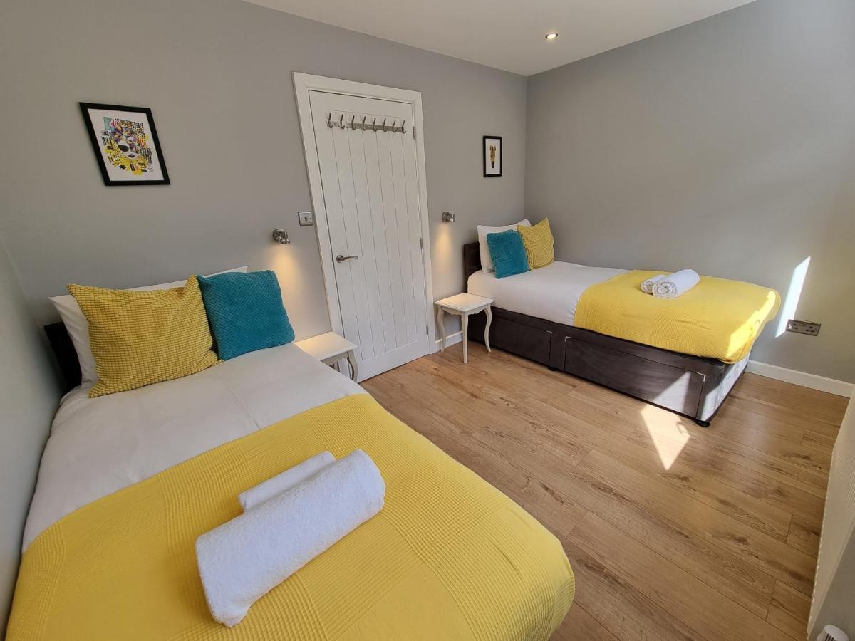 Crown Meadow - 4 Bedroom House - Heathrow - Excellentstays Colnbrook ภายนอก รูปภาพ