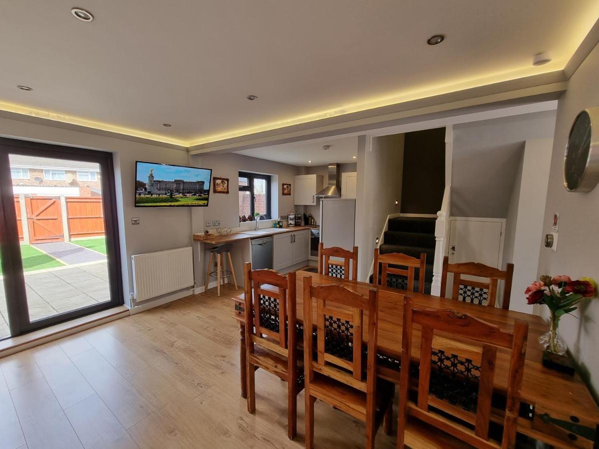 Crown Meadow - 4 Bedroom House - Heathrow - Excellentstays Colnbrook ภายนอก รูปภาพ