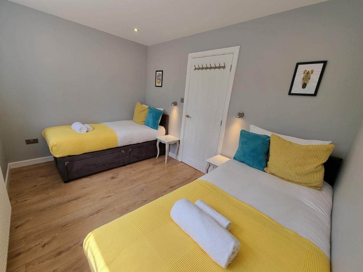 Crown Meadow - 4 Bedroom House - Heathrow - Excellentstays Colnbrook ภายนอก รูปภาพ