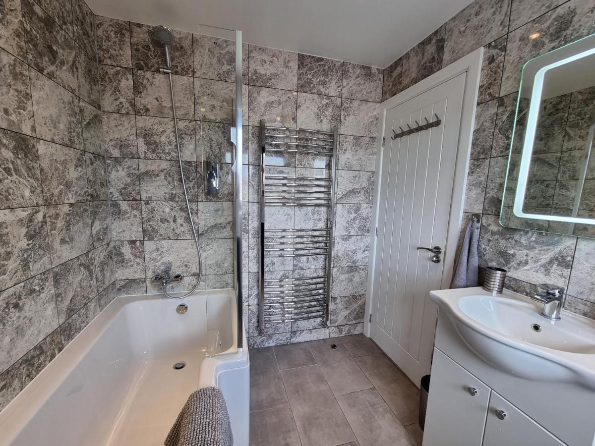 Crown Meadow - 4 Bedroom House - Heathrow - Excellentstays Colnbrook ภายนอก รูปภาพ