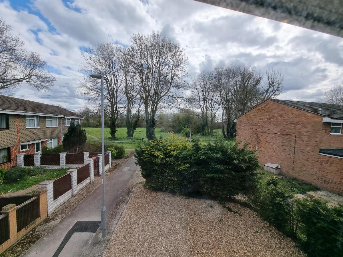 Crown Meadow - 4 Bedroom House - Heathrow - Excellentstays Colnbrook ภายนอก รูปภาพ