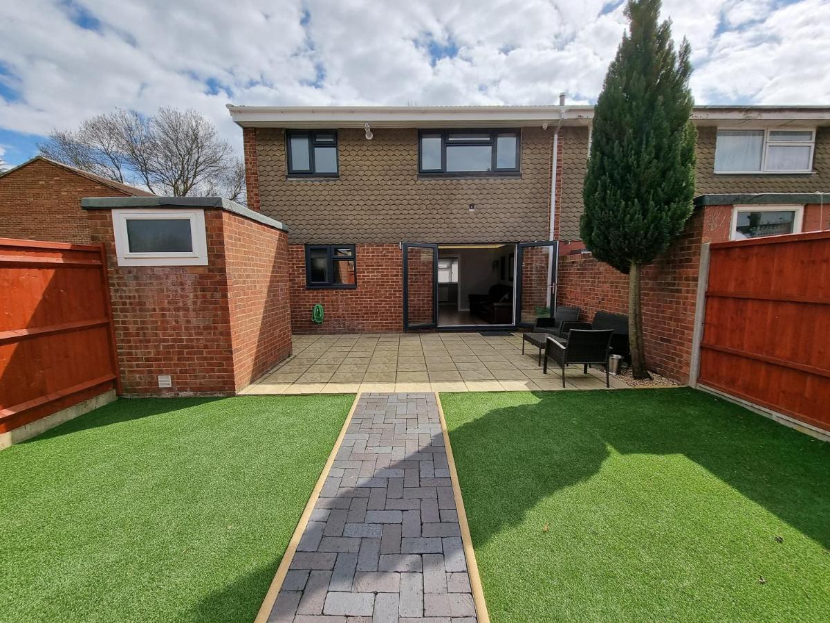 Crown Meadow - 4 Bedroom House - Heathrow - Excellentstays Colnbrook ภายนอก รูปภาพ
