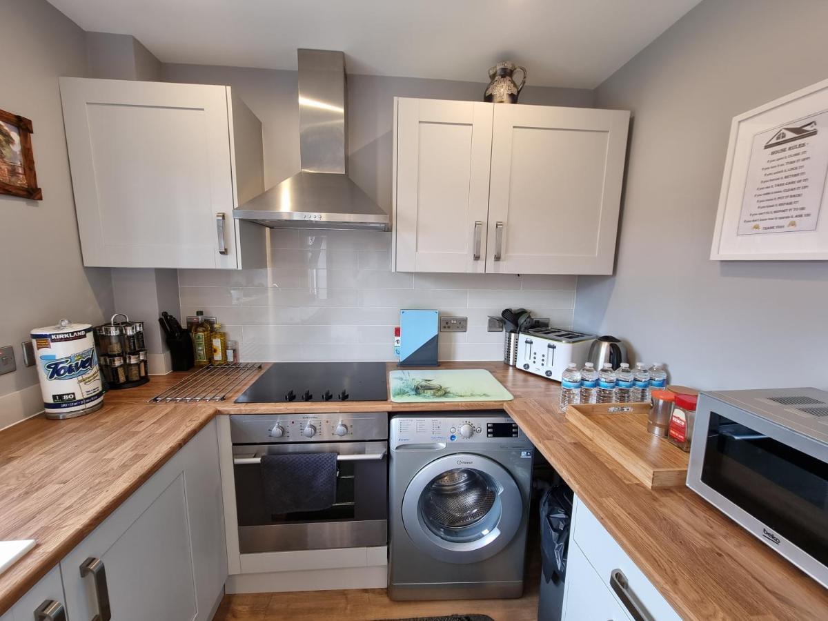Crown Meadow - 4 Bedroom House - Heathrow - Excellentstays Colnbrook ภายนอก รูปภาพ