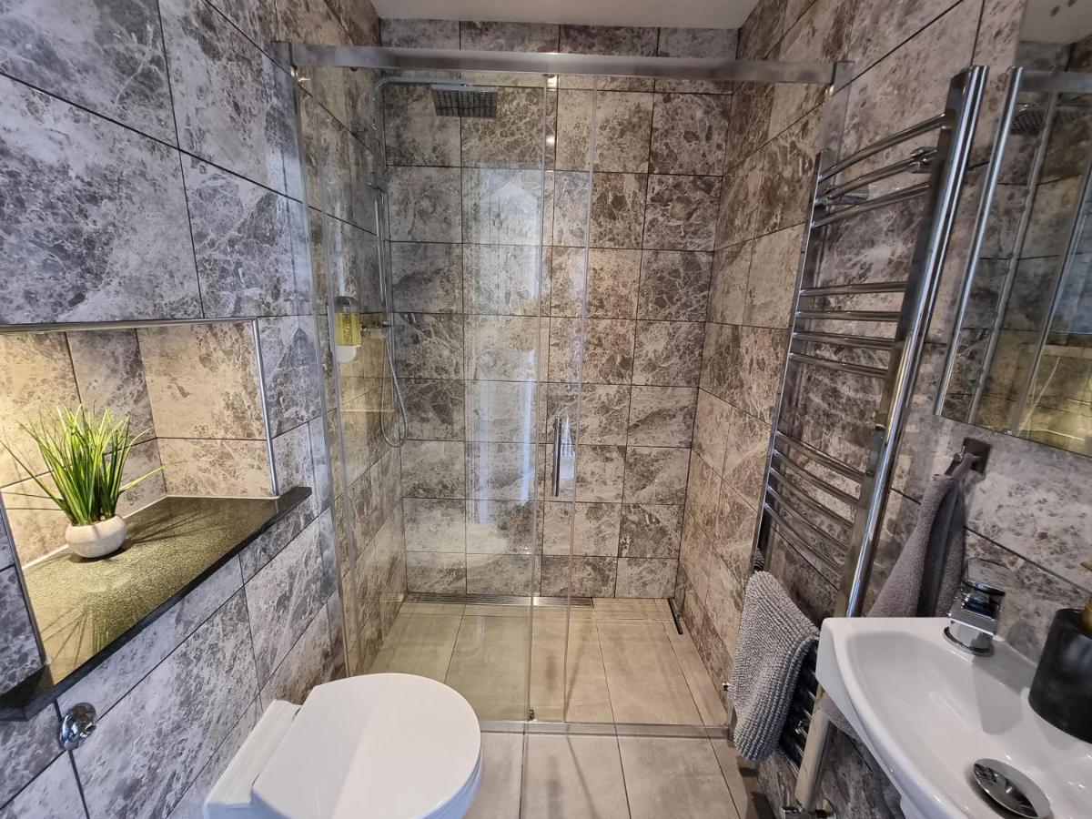 Crown Meadow - 4 Bedroom House - Heathrow - Excellentstays Colnbrook ภายนอก รูปภาพ