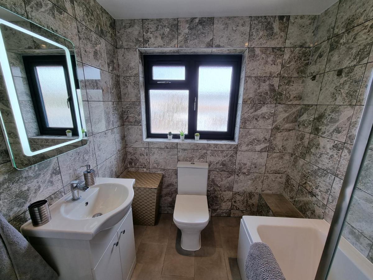 Crown Meadow - 4 Bedroom House - Heathrow - Excellentstays Colnbrook ภายนอก รูปภาพ