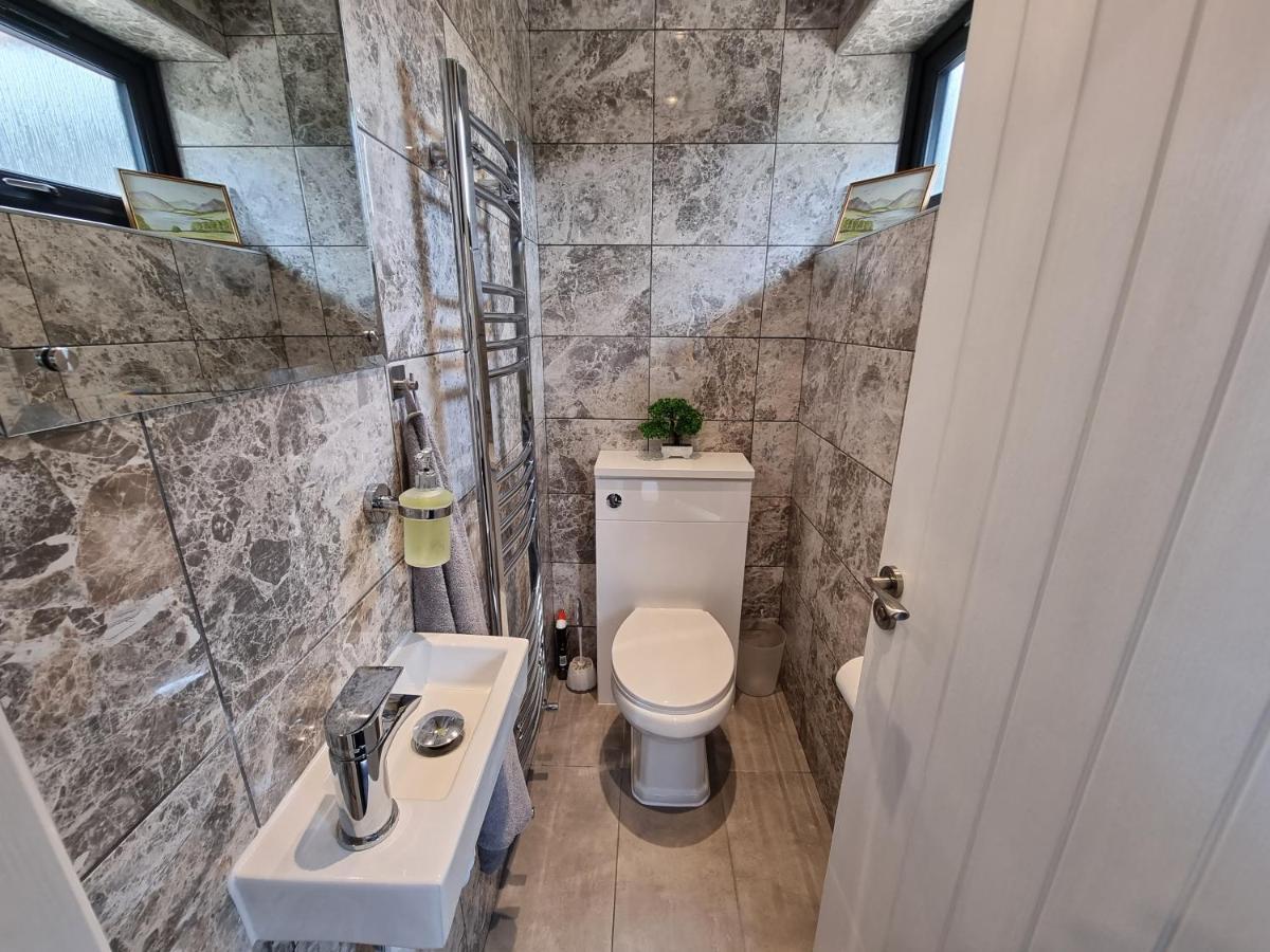 Crown Meadow - 4 Bedroom House - Heathrow - Excellentstays Colnbrook ภายนอก รูปภาพ
